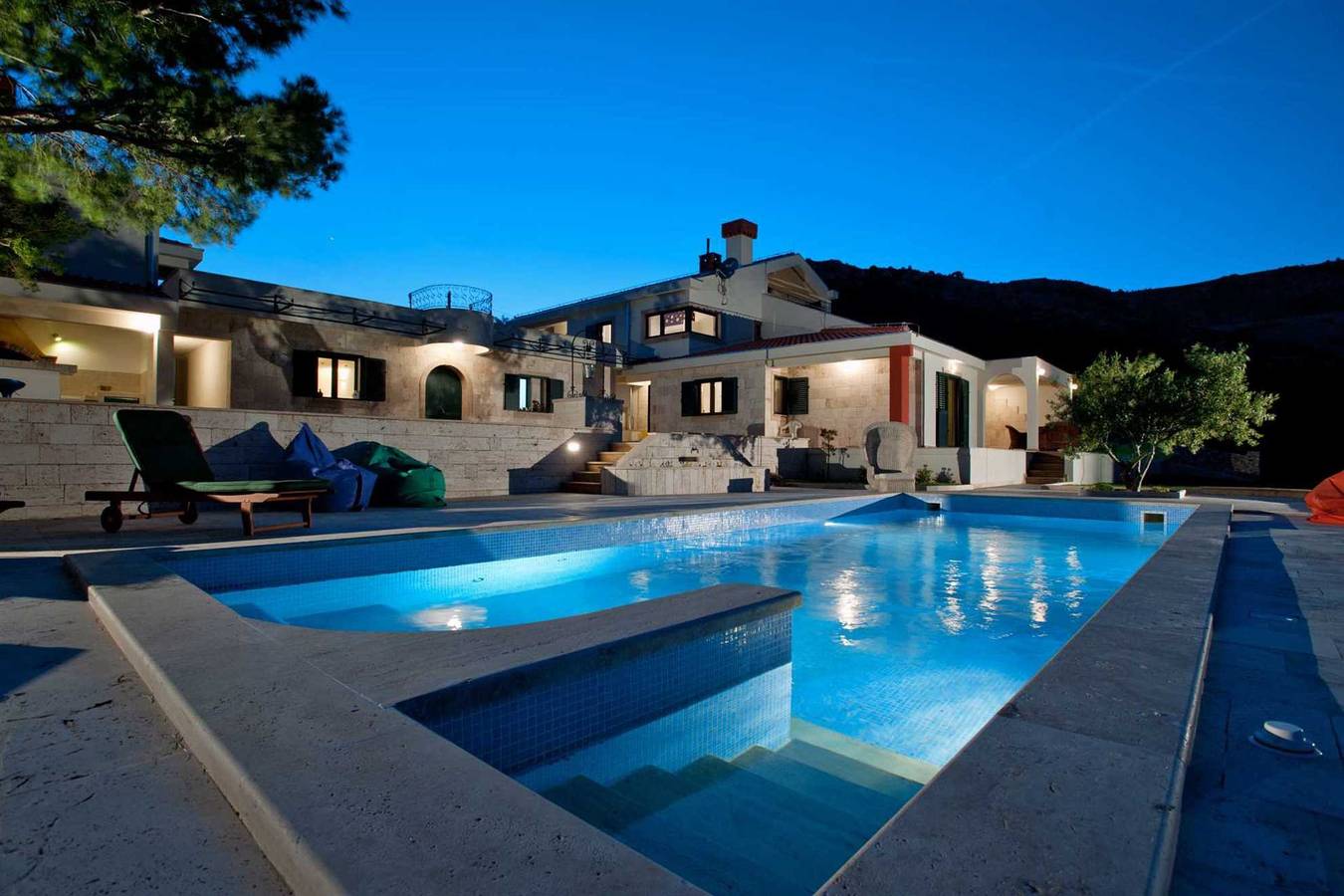 Finca Olive Grove - vier Schlafzimmer, beheizter Pool, atemberaubende Aussicht auf 16000m2 in Kastel Stafilic, Kaštela