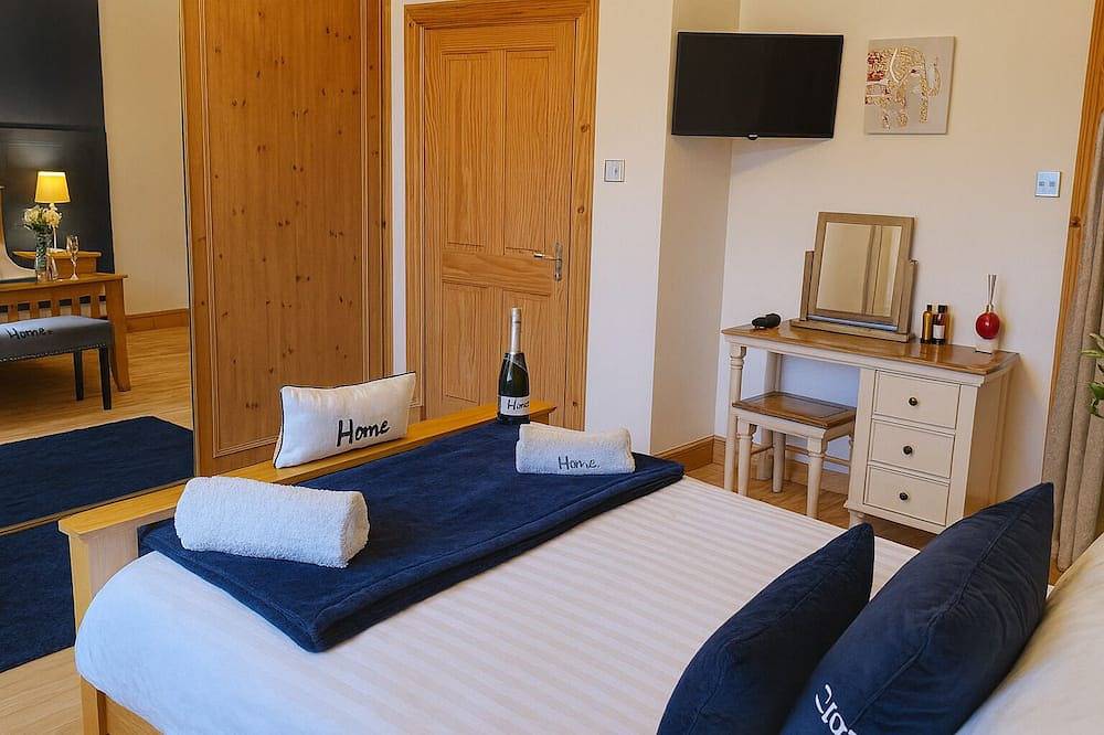 Highland Getaway w/ Hot Tub, Cinema & Log Fire in Loch Lomond, Argyll & Bute