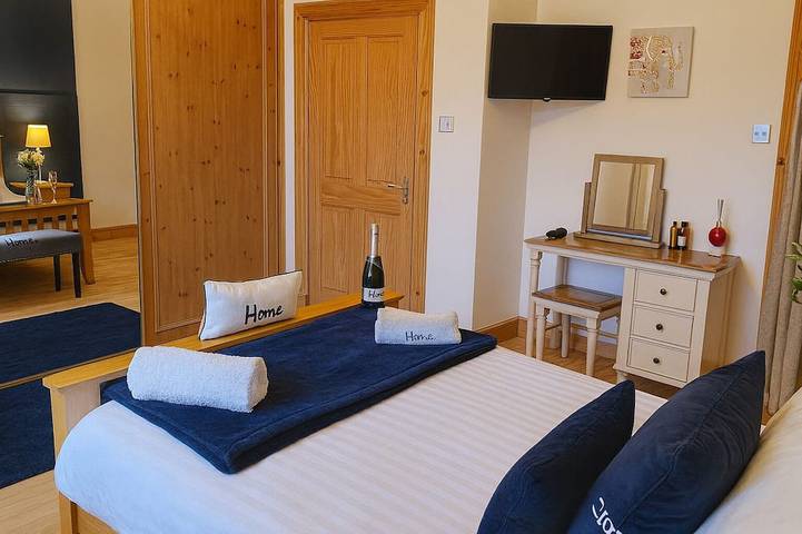 Highland Getaway w/ Hot Tub, Cinema & Log Fire in Loch Lomond, Argyll & Bute