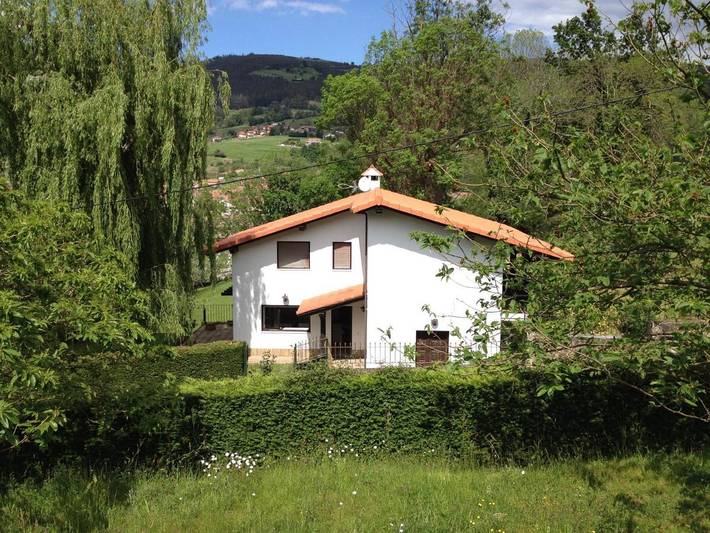Casa rural para 10 personas, con jardín y vistas, Se admiten mascotas en Ampuero