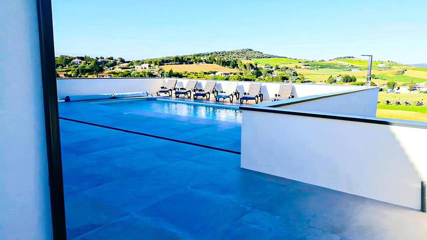 Location de vacances pour 8 personnes, avec vue ainsi que piscine et jardin à Malras