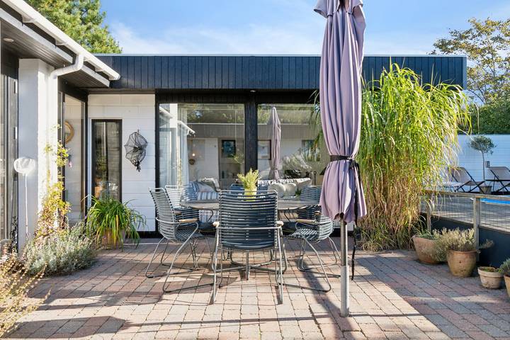 Ferienhaus mit Pool, Terrassen und Strandnähe in Yderby Lyng, Sjællands Odde