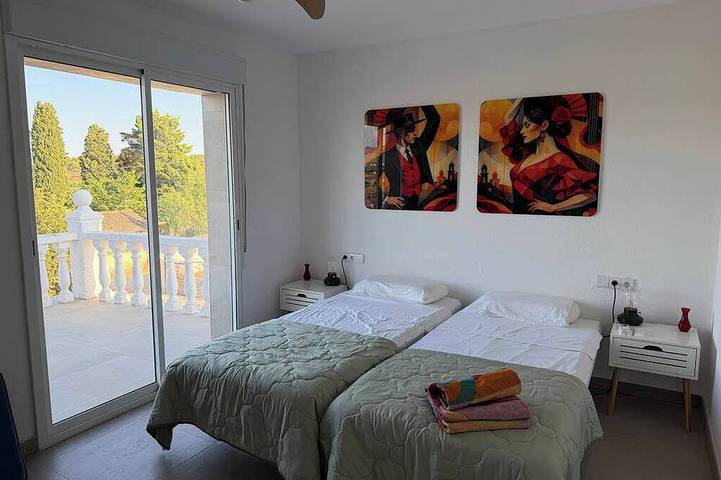 Villa Perfecta: A 5-bedroom villa with a pool, just 30 minutes from Valencia! in Liria, Provincia de Valencia