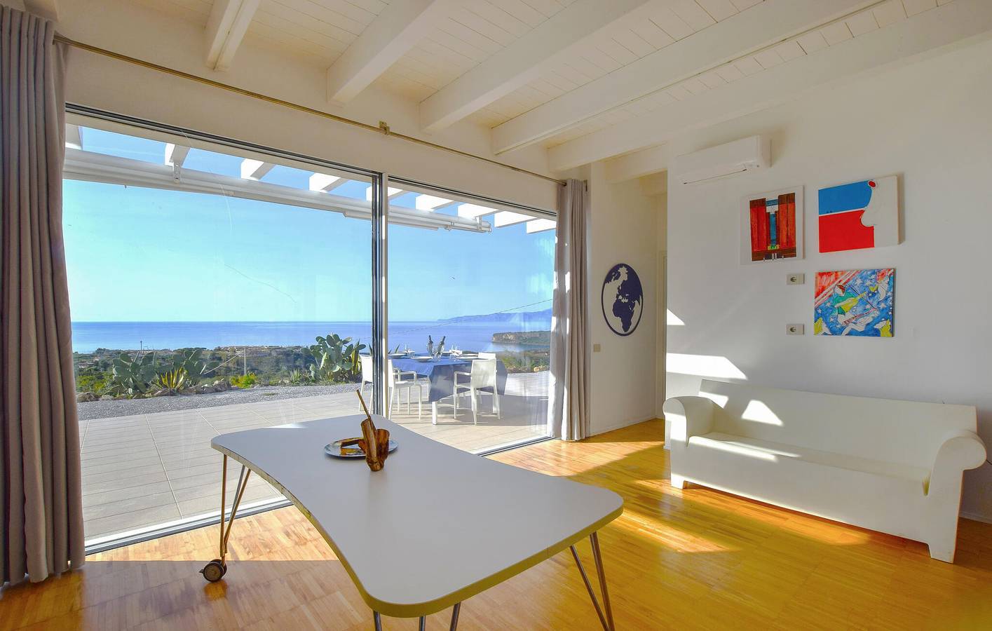 Cozy Beachside Apartment with WiFi & Parking in Tyrrhenian Coast Kalabria