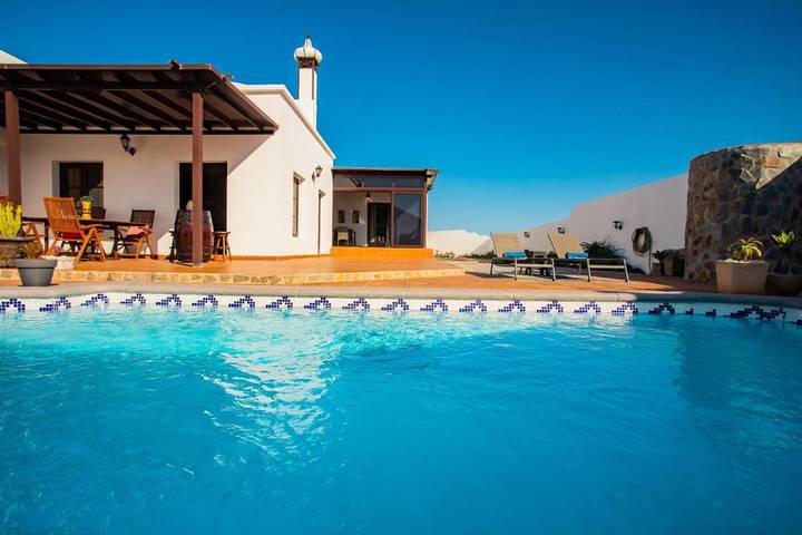 Casa rural para 6 personas, con piscina además de jardín y jacuzzi en San Bartolomé - 4
