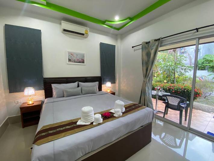 Bed and breakfast for 2 personer, med have og udsigt samt terrasse i Khao Lak