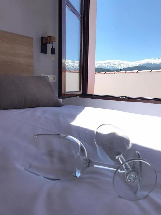 Hotel para 2 personas, con piscina además de vistas y jardín, Familias con niños - 1
