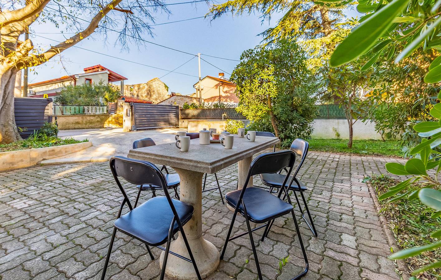 Sonnige 2-Zimmer-Wohnung mit Terrasse, WLAN und Parkplatz in Sisan in Sisan, Südküste Istrien