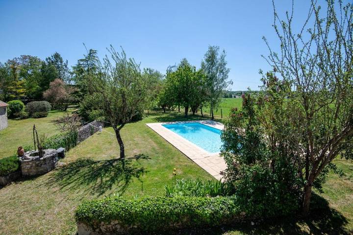 Gîte pour 10 personnes, avec terrasse ainsi que jardin et piscine, animaux acceptés à Ambillou - 3