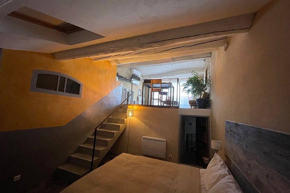 Appartement entier, Loft avec terrasse et piscine intérieure privative in Vallabrix, Région de Nîmes