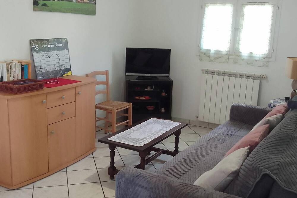 Entire apartment, Rental Apartment Type T2 Curistes ou Vacanciers in Halsou, Bayonne region