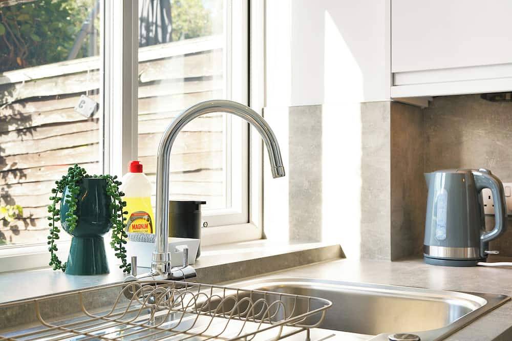 2Br Comfort Stay | Kitchen, Lounge & Sleeps 4 in Aylesbury, Chiltern Hills