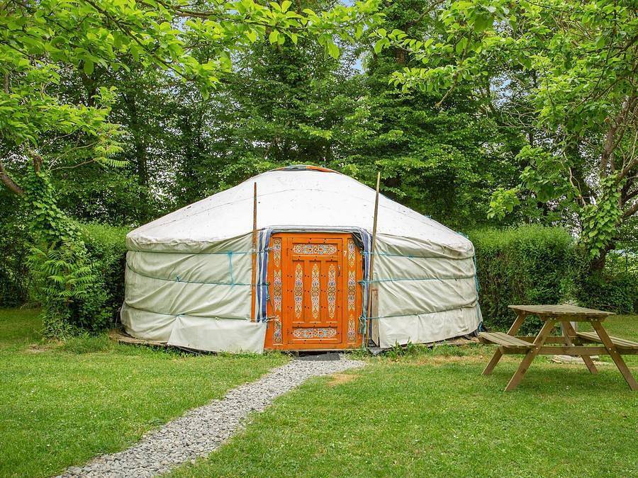 Camping Les Dis Village Insolite - Hébergement 4 personnes - Yourte 4 pers max in Saint-Benoît-des-Ondes, Baie du Mont-Saint-Michel