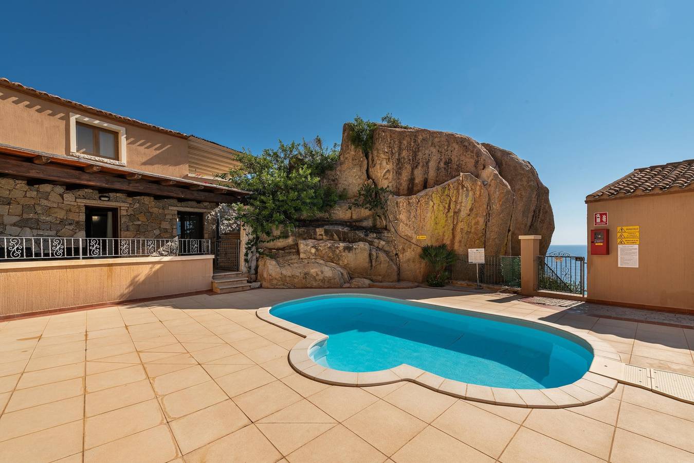 Casa vacanze "Villa Susanna N9" con vista mare, terrazza privata e piscina condivisa in Costa Rei, Muravera