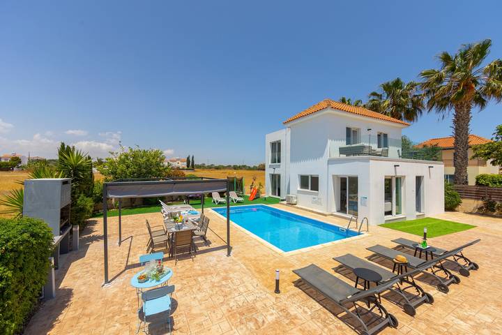 Holiday home for 8 people, with garden in Cyprus