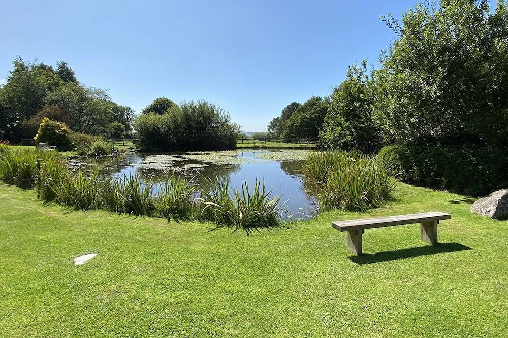 Lovely cottage in 4 acres - 2 lakes, hot tub, pool & sunny conservatory in Cornwall