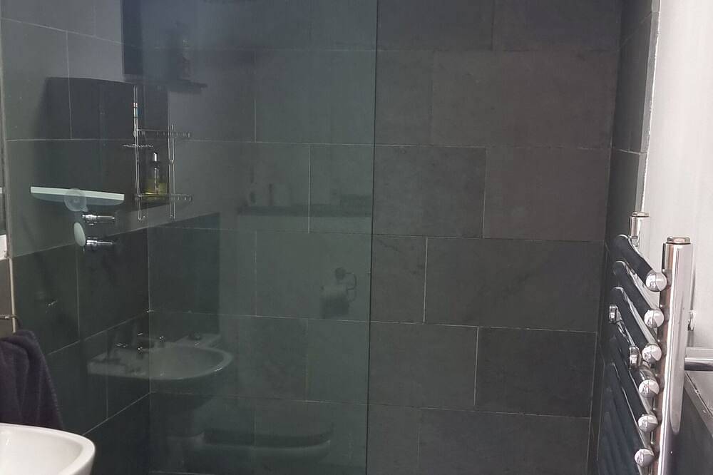Dog friendly villa with hot tub overlooking the town with sea and mountain views in Pwllheli, Gwynedd