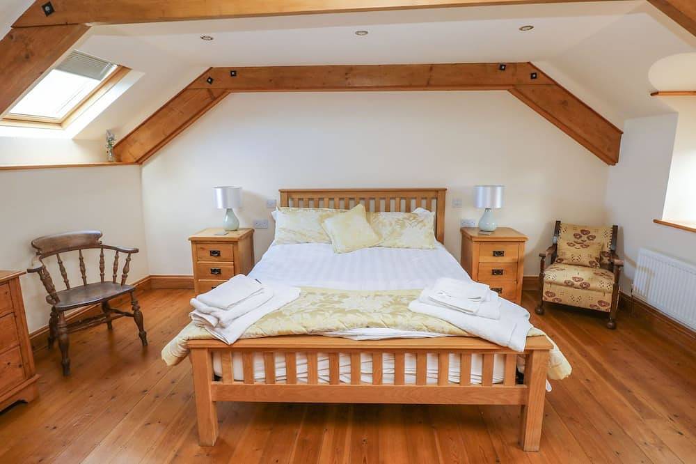 Ty Crydd, pet friendly, character holiday cottage in Kidwelly in Carmarthenshire