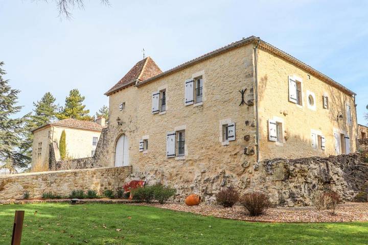 Location de vacances pour 11 personnes, avec Balcon et Jacuzzi ainsi que Terrasse et Jardin à Gontaud-de-Nogaret