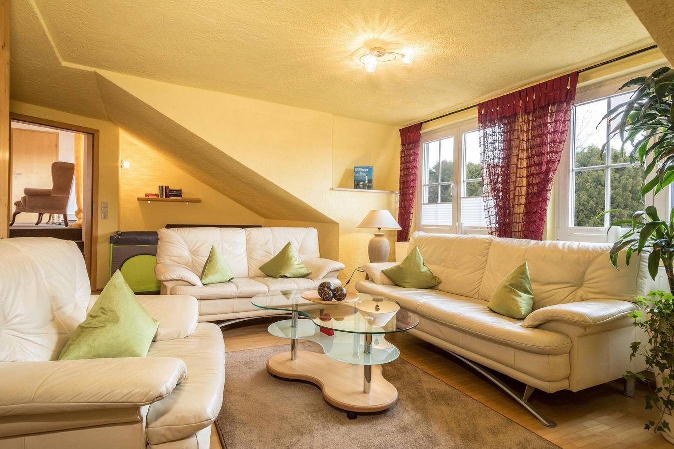 Ganze Wohnung, Kuschelige Ferienwohnung mit Balkon, Wlan, Heizung und ein Parkplatz vorhanden in Heiligenberg, Region Bodensee-Oberschwaben