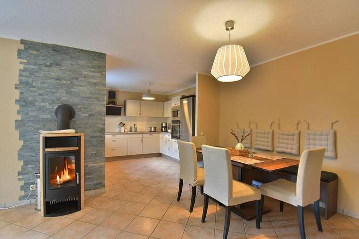 Ferienwohnung für 4 Personen, mit Terrasse und Garten sowie Pool und Ausblick in Uhlstädt-Kirchhasel
