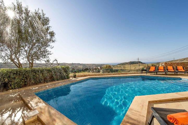 Casa rural para 16 pessoas, com sauna e jardim e ainda piscina and varanda em Malta
