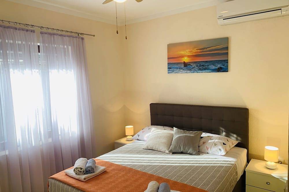 Apartamento entero, Vista panorámica al mar, con piscina al aire libre, a 300 metros del mar in Preko, Uglijan