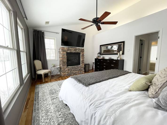 Vacation rental for 18 people, with hot tub and yard in Loudoun County