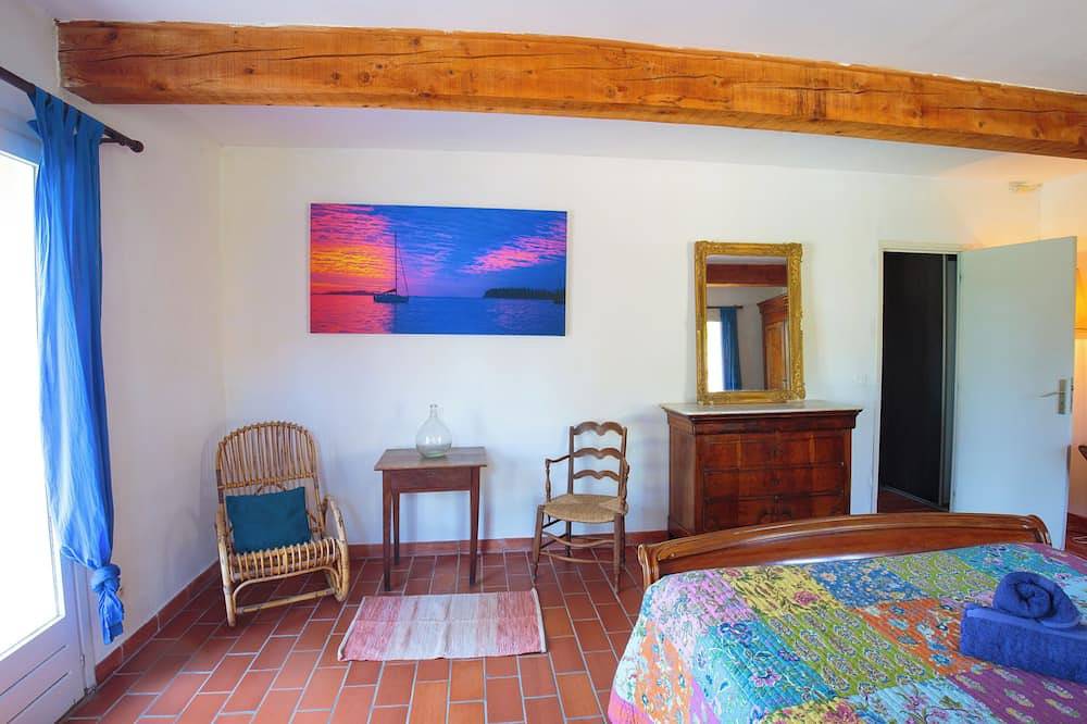 Peaceful villa, large quiet plot with swimming pool in Rognes, Aix-en-Provence region