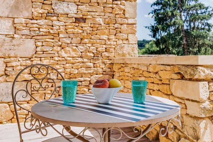 Location de vacances pour 2 personnes, avec piscine ainsi que jardin et jacuzzi à Vézac - 4