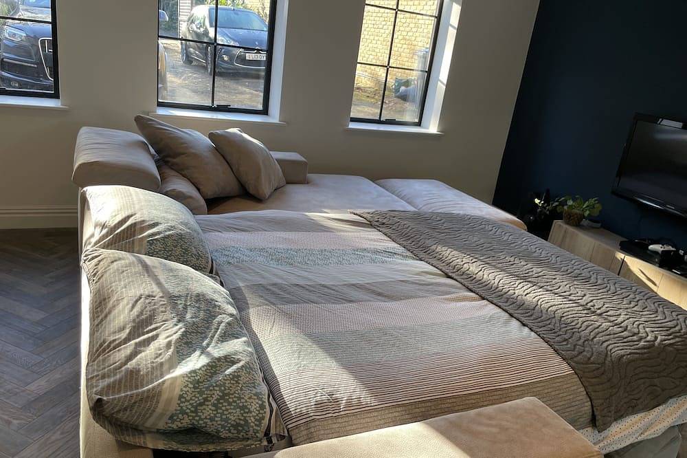 Entire apartment, Nestled in a grand private estate, near woodlands, easy access London in Kingston upon Thames, London