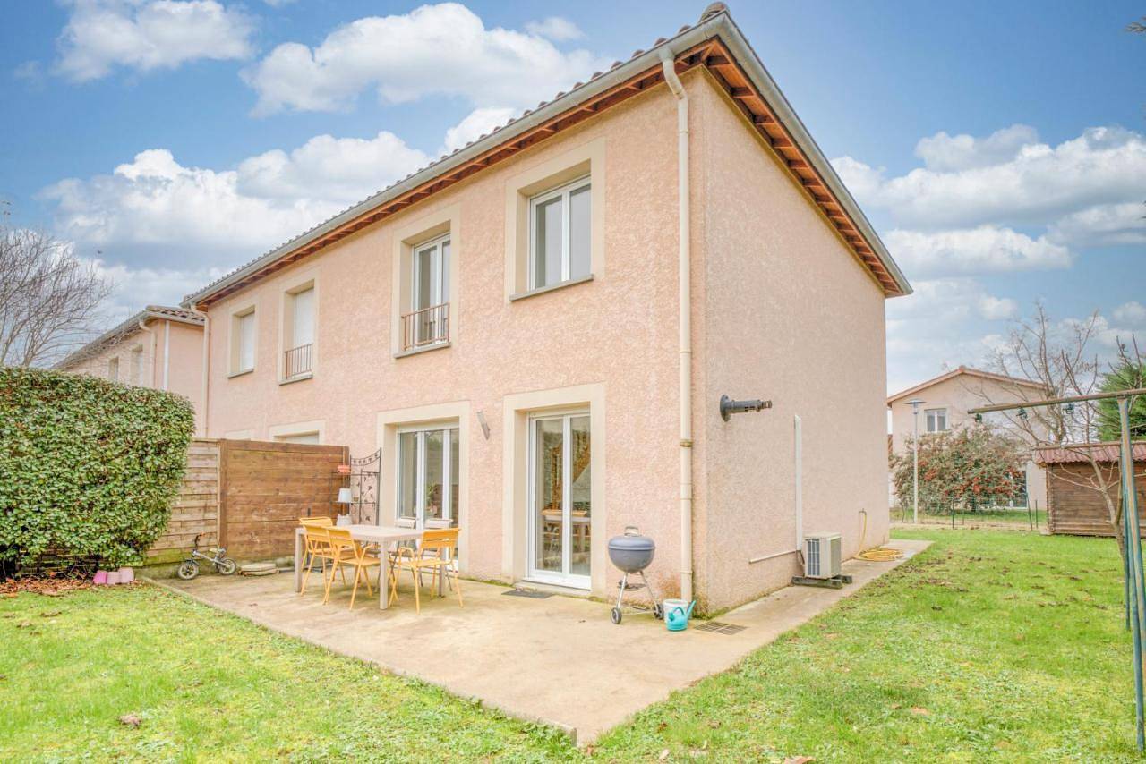 Three-Bedroom House in Saint-Denis-lès-Bourg, Région de Bourg-en-Bresse