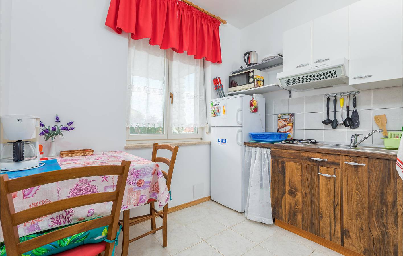 Ganze Ferienwohnung, Gemütliche Unterkunft, 2,5 km vom Strand entfernt: WLAN, Klimaanlage, Terrasse, Parkplatz und Waschmaschine! in Valbandon, Südküste Istrien