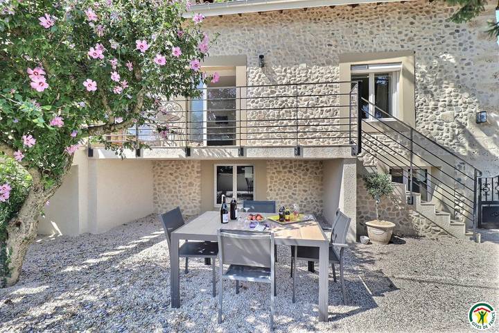 Gîte pour 4 personnes, avec terrasse et jardin, animaux acceptés à Montélier