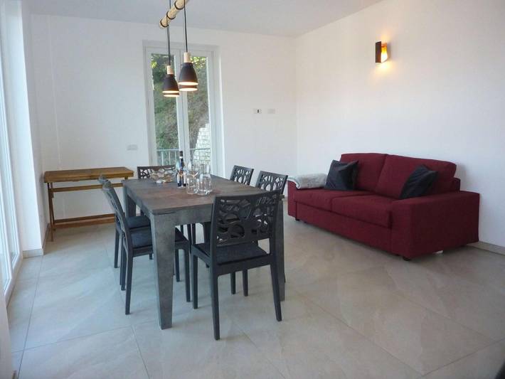 Entire apartment, Apartment 'Casa Delle Palme' with Lake View, Balcony and Wi-Fi in Castello Valtravaglia, Castelveccana