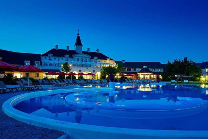 Appart’hôtel pour 9 personnes, avec Balcon et Jacuzzi ainsi que Terrasse et Jardin à Bailly-Romainvilliers