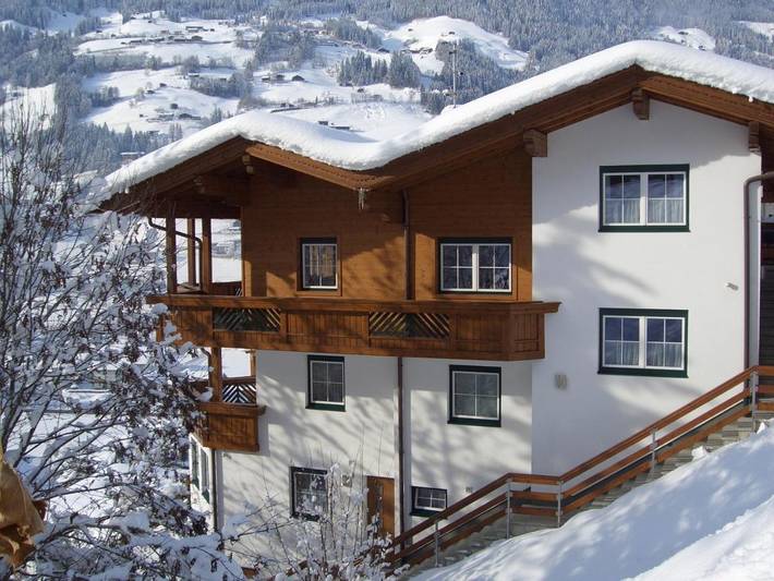 Ferienwohnung für 4 Personen, mit Balkon und Terrasse sowie Ausblick in Hainzenberg