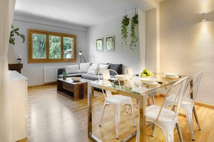 Apartamento para 4 personas, con Jardín además de Piscina y Vistas en Escarrilla