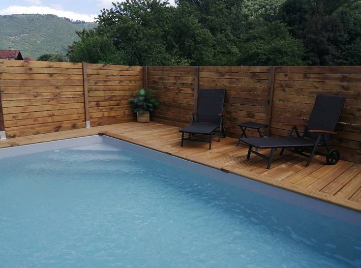 Gîte pour 8 personnes, avec piscine ainsi que jardin et balcon dans Izaourt