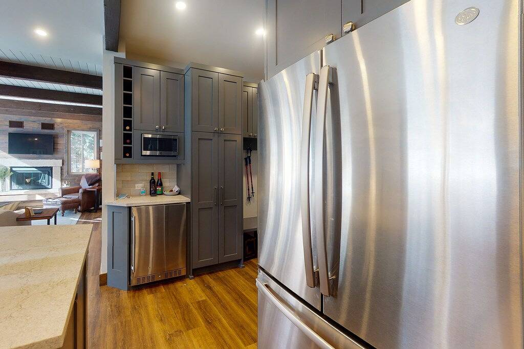 Luxe Mountain-View Escape on Golf Course w/ Fireplace, Garage, Internet & W/D in Eagle-Vail, Beaver Creek