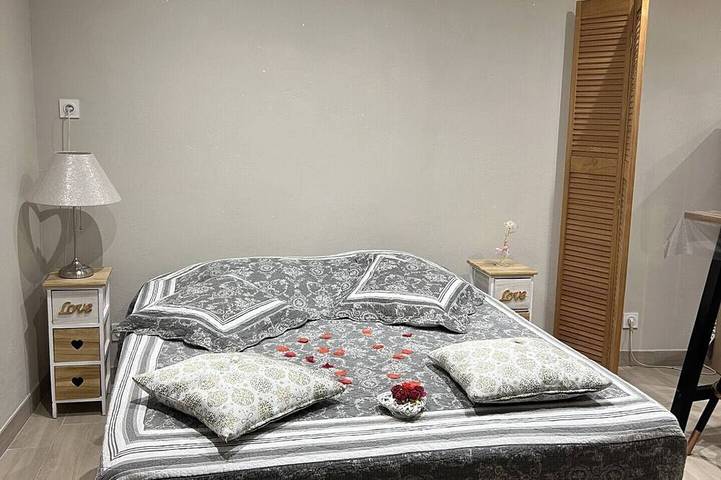 Ganze Wohnung, Cosy, quiet studio with outdoor jacuzzi in Le Beausset, Mittelmeerküste (Frankreich)