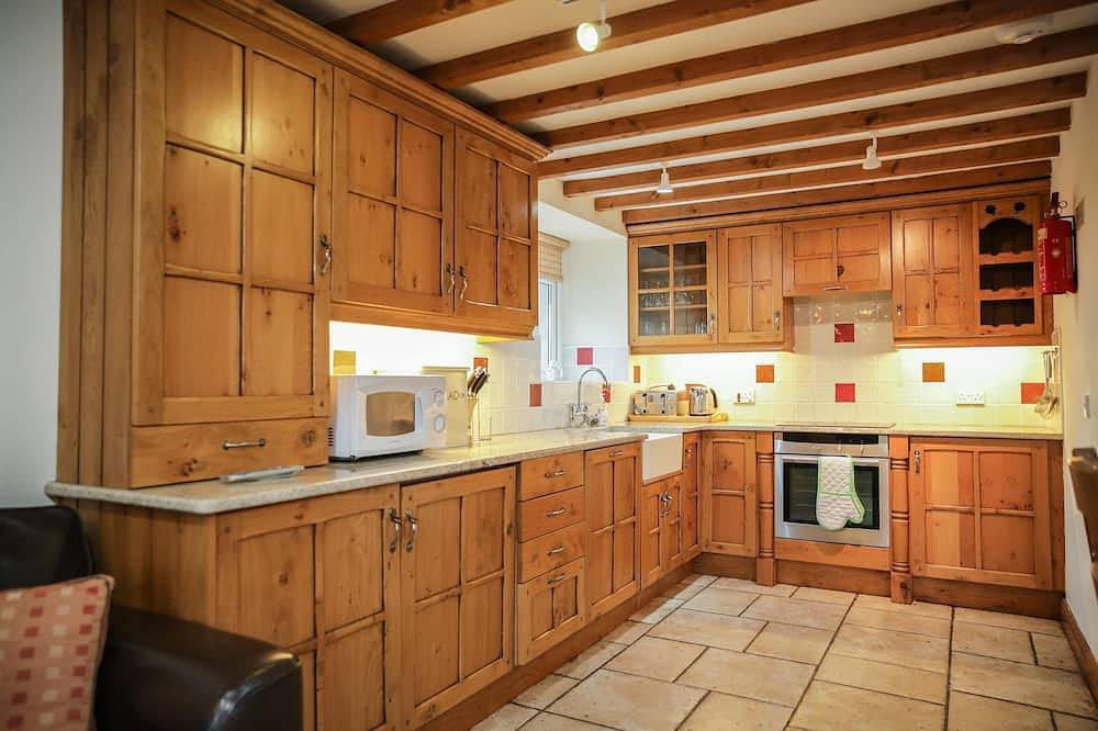Crafnant -  a cottage that sleeps 4 guests  in 2 bedrooms in Pwllheli, Gwynedd