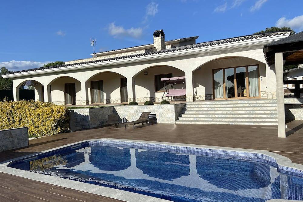Bonita casa con capacidad para 12 pax. Piscina privada zona Bbq y wifi gratis. Vivalidays Kiros. in Tordera, Maresme