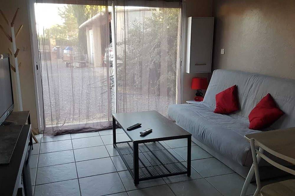 Entire apartment, Studio with garden and private parking in Nézignan-l'Évêque, Côte d'Améthyste