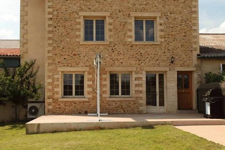 Gîte pour 10 personnes, avec jardin ainsi que piscine et terrasse à Saint-Geyrac