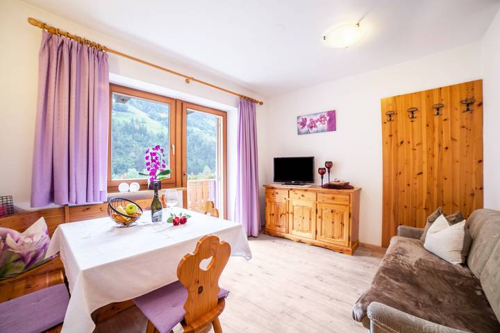 Entire apartment, Apartment ‘Sonnenparadies 2’ with Mountain View, Wi-Fi & Garden in Quellenhof, St. Martin in Passeier