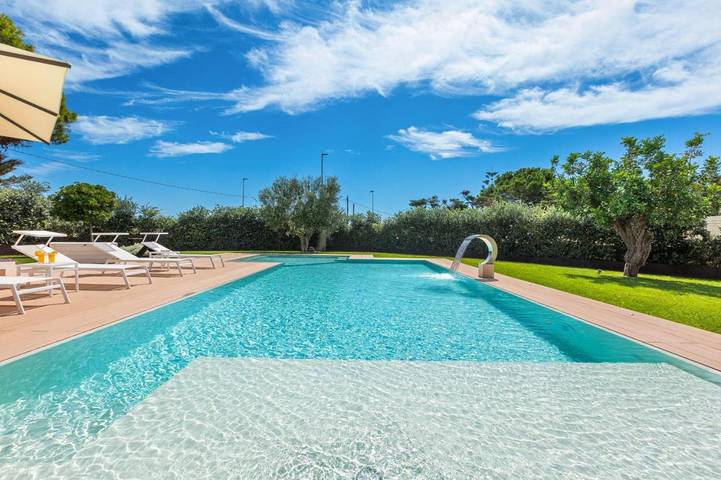 Villa per 18 persone, con piscina e giardino nonché panorama a Pescoluse