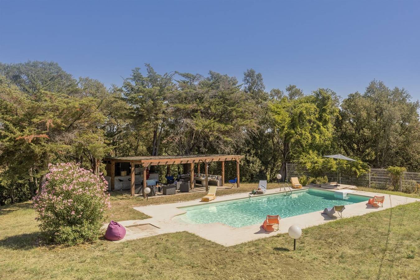 Villa Jeanne in Linguizzetta, Corte und Umgebung