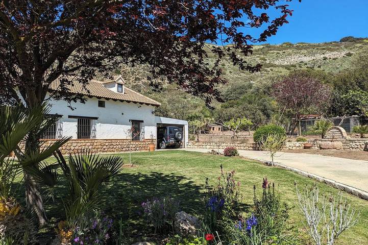 Rural house with spacious exterior and views of the mountains of Malaga. full rent in La Joya, Antequera