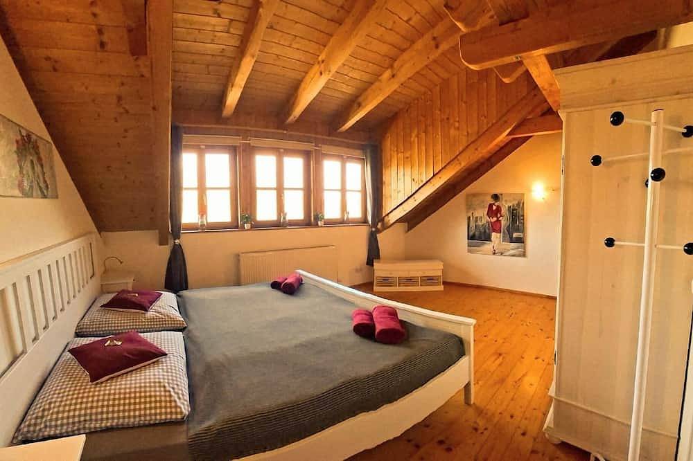 Ganze Wohnung, Großzügige Ferienwohnung (180 qm) mit Garten und Sauna in Oberviechtach, Naturpark Oberpfälzer Wald